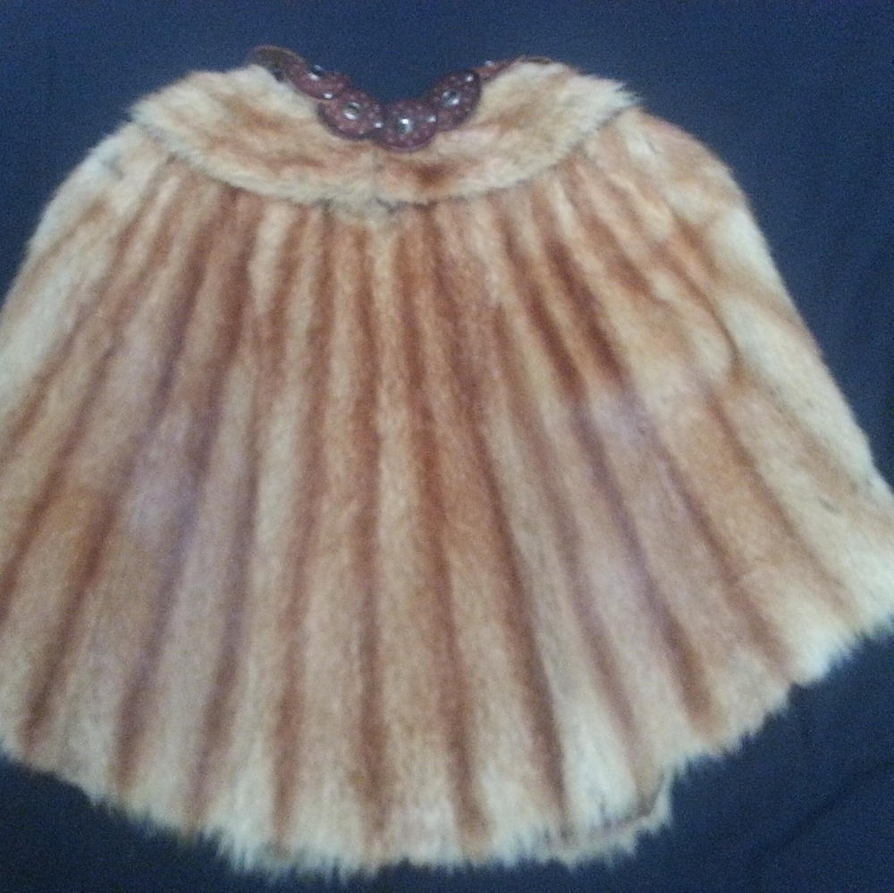 FUR CAPE - Picture 3 of 3
